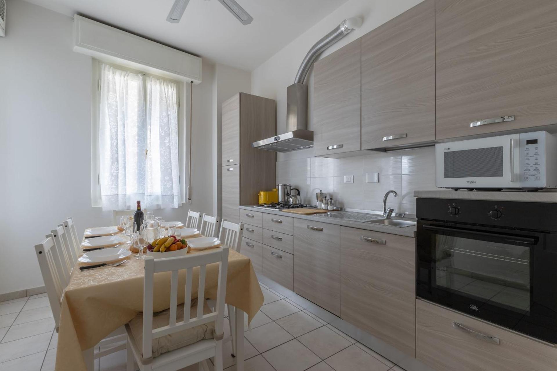 Family Large In Apartment *