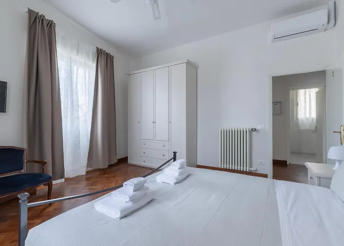 Family Large Apartment In Florence